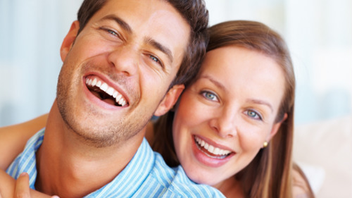 Woman smiling showing her straight teeth